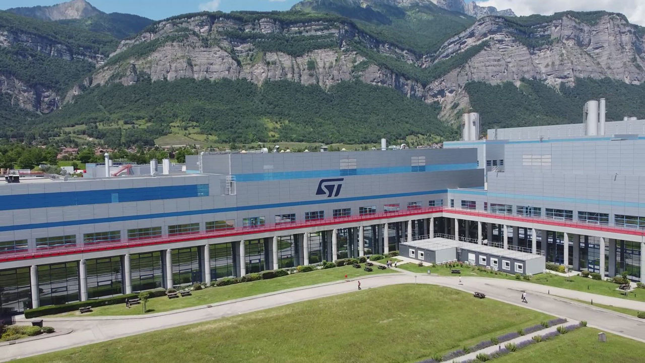 STMicro Lifts 2026 Data-Centre Revenue Forecast After Q3 Profit Beat